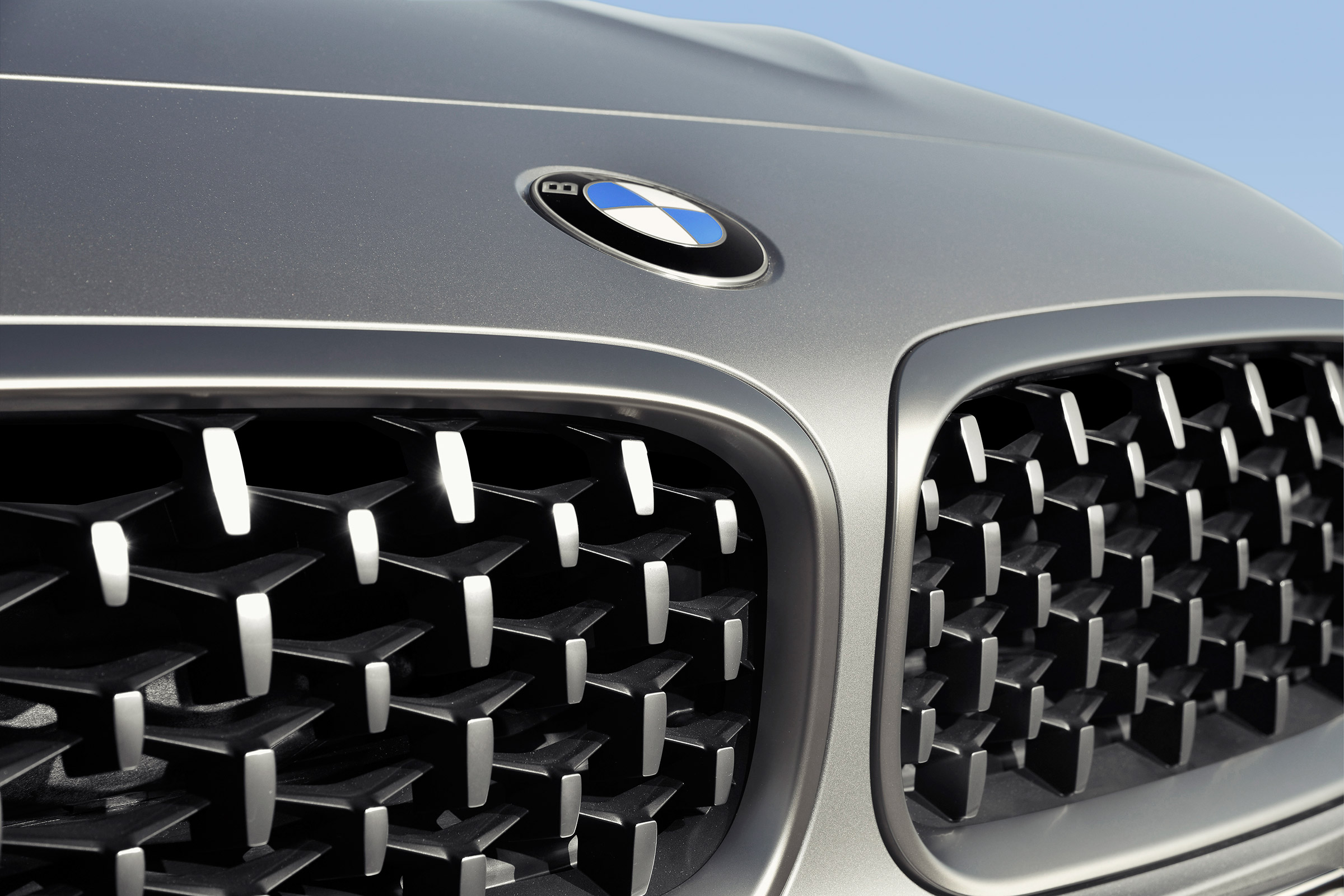 BMW Z4 M40i silver - grille pattern