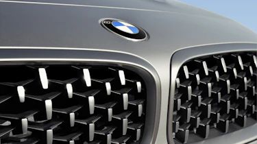 BMW Z4 M40i silver - grille pattern