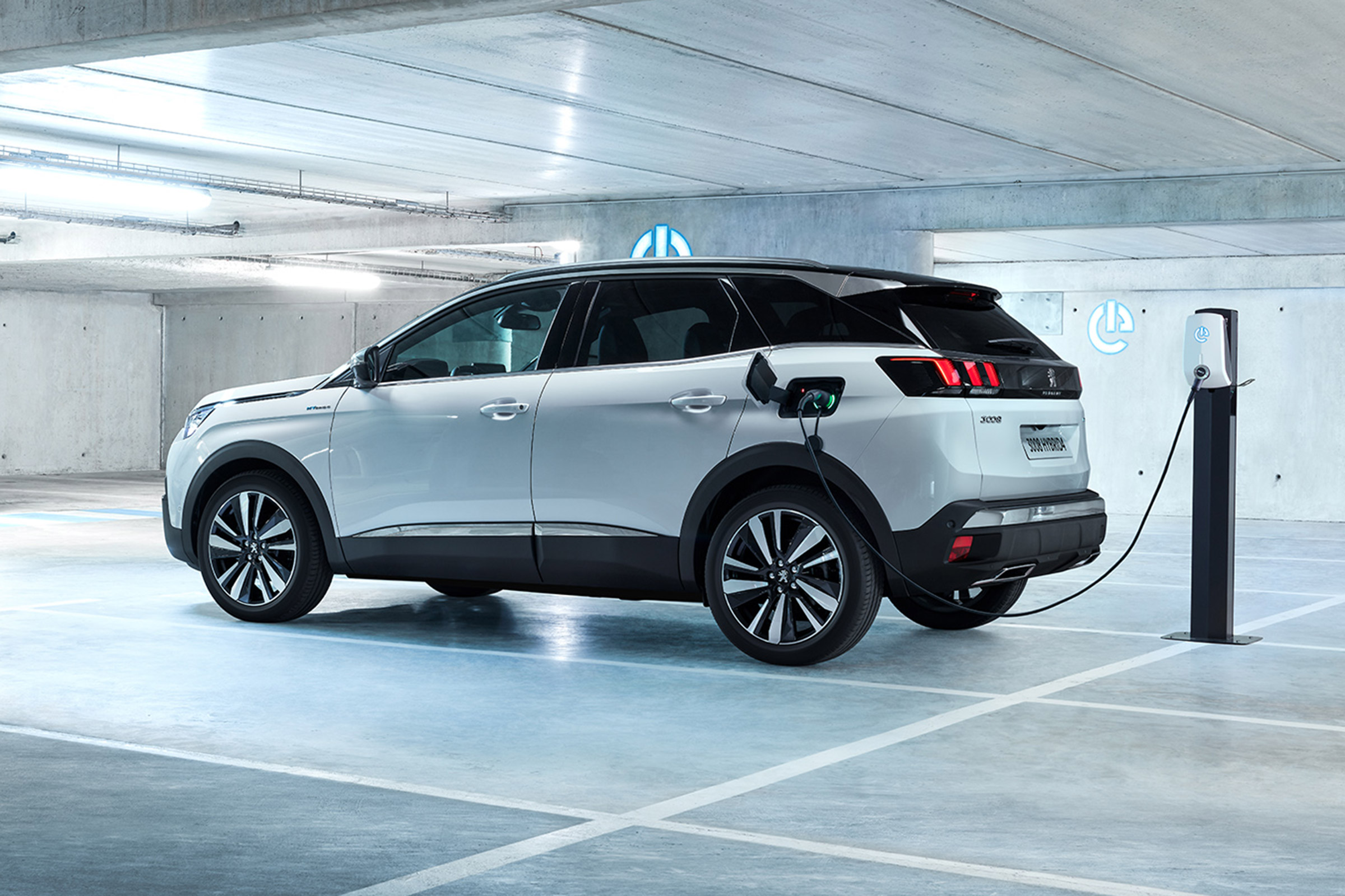 Peugeot 3008 Hybrid4 - rear quarter