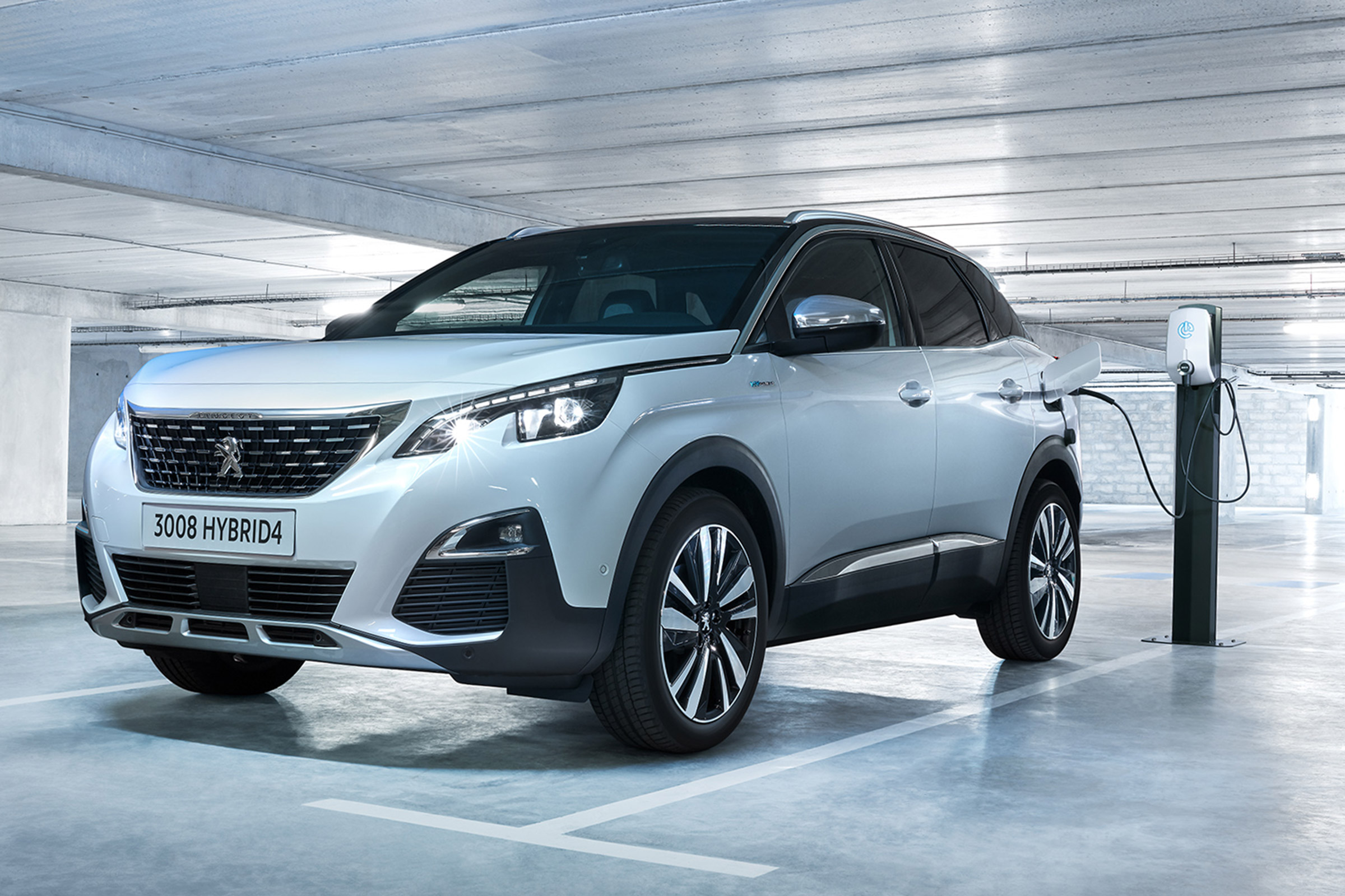Peugeot 3008 Hybrid4 - front quarter