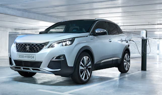 Peugeot 3008 Hybrid4 - front quarter