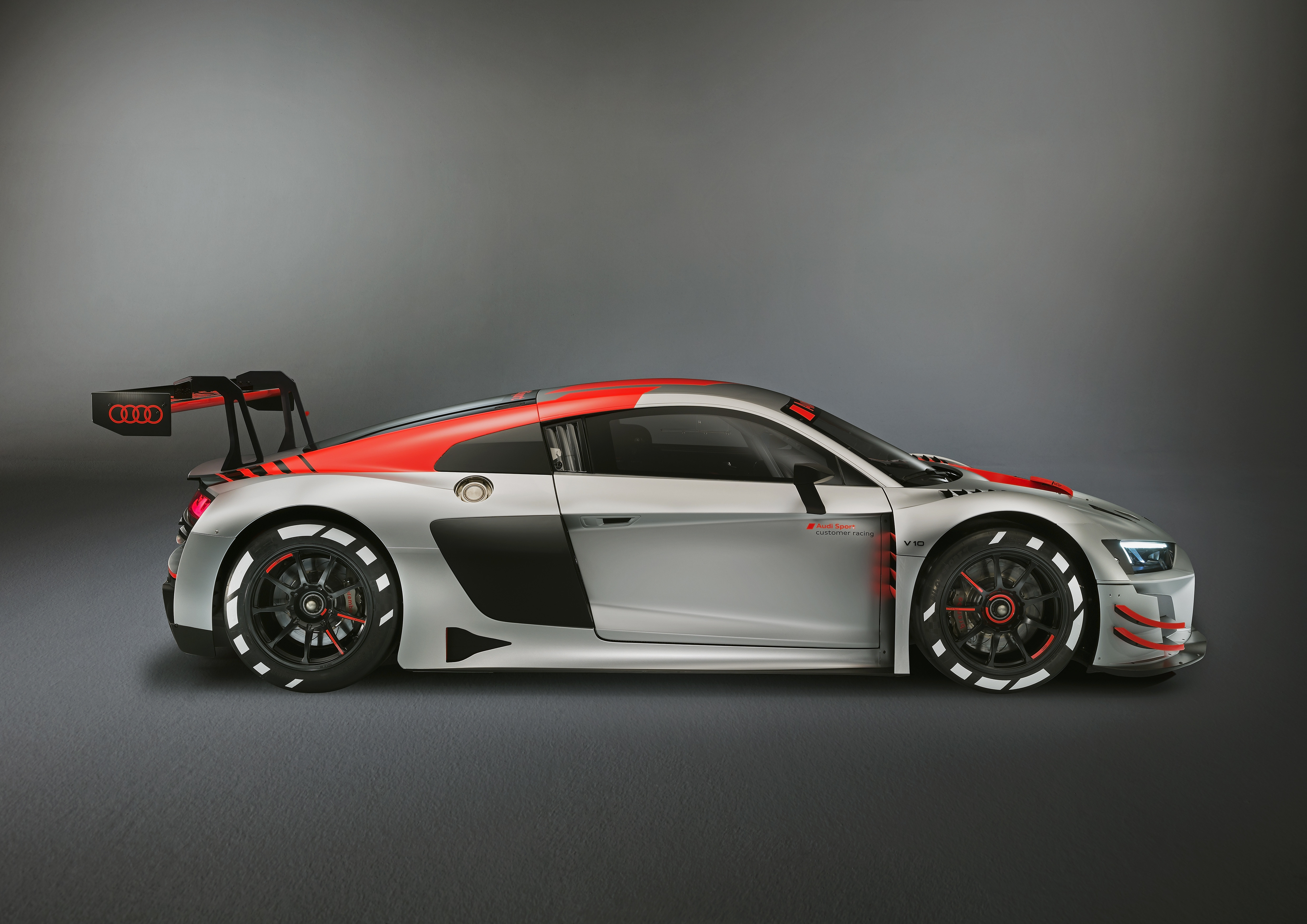 Audi 2018 R8 LMS front quarter - profile