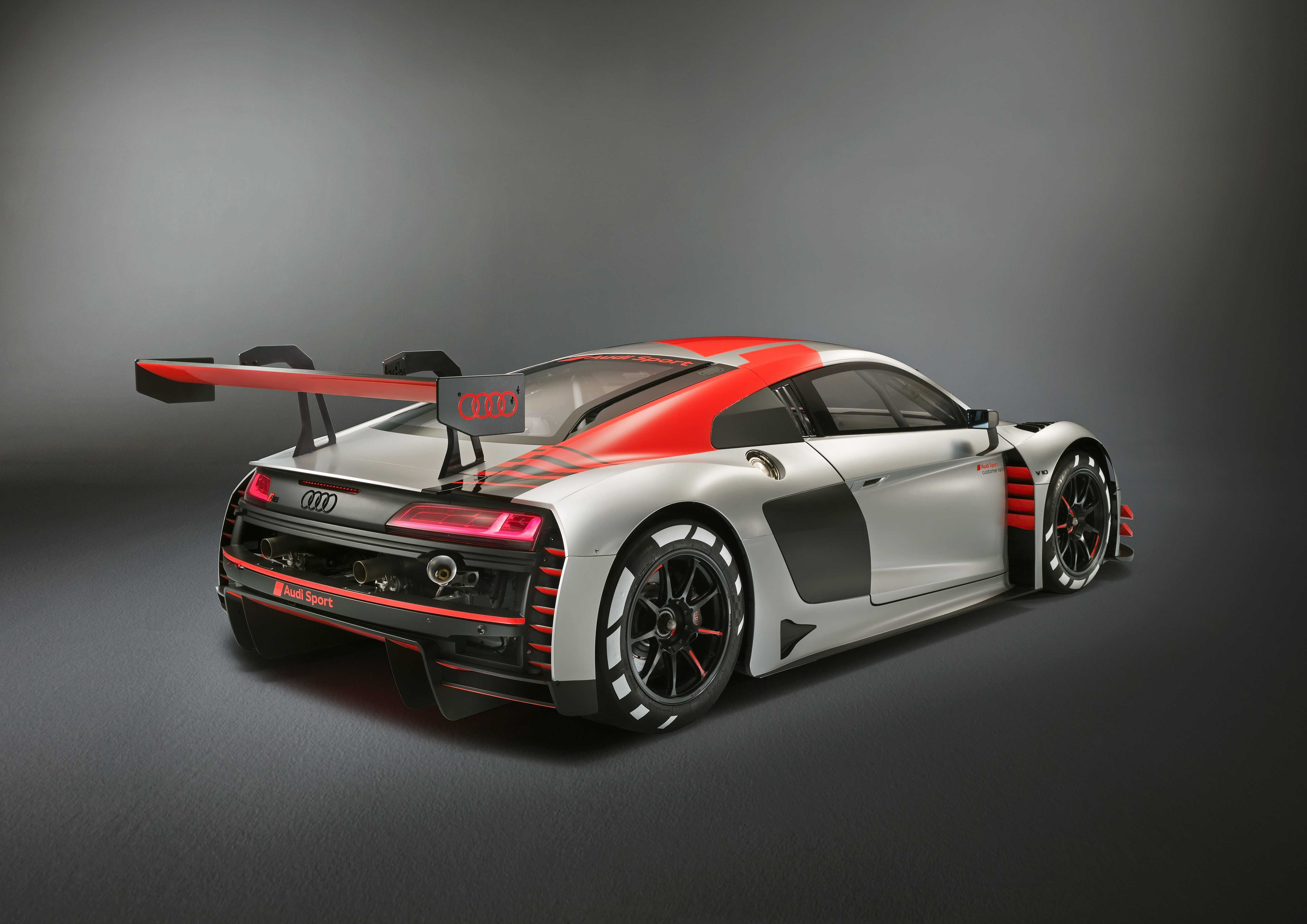 Audi 2018 R8 LMS front quarter - rear quarter