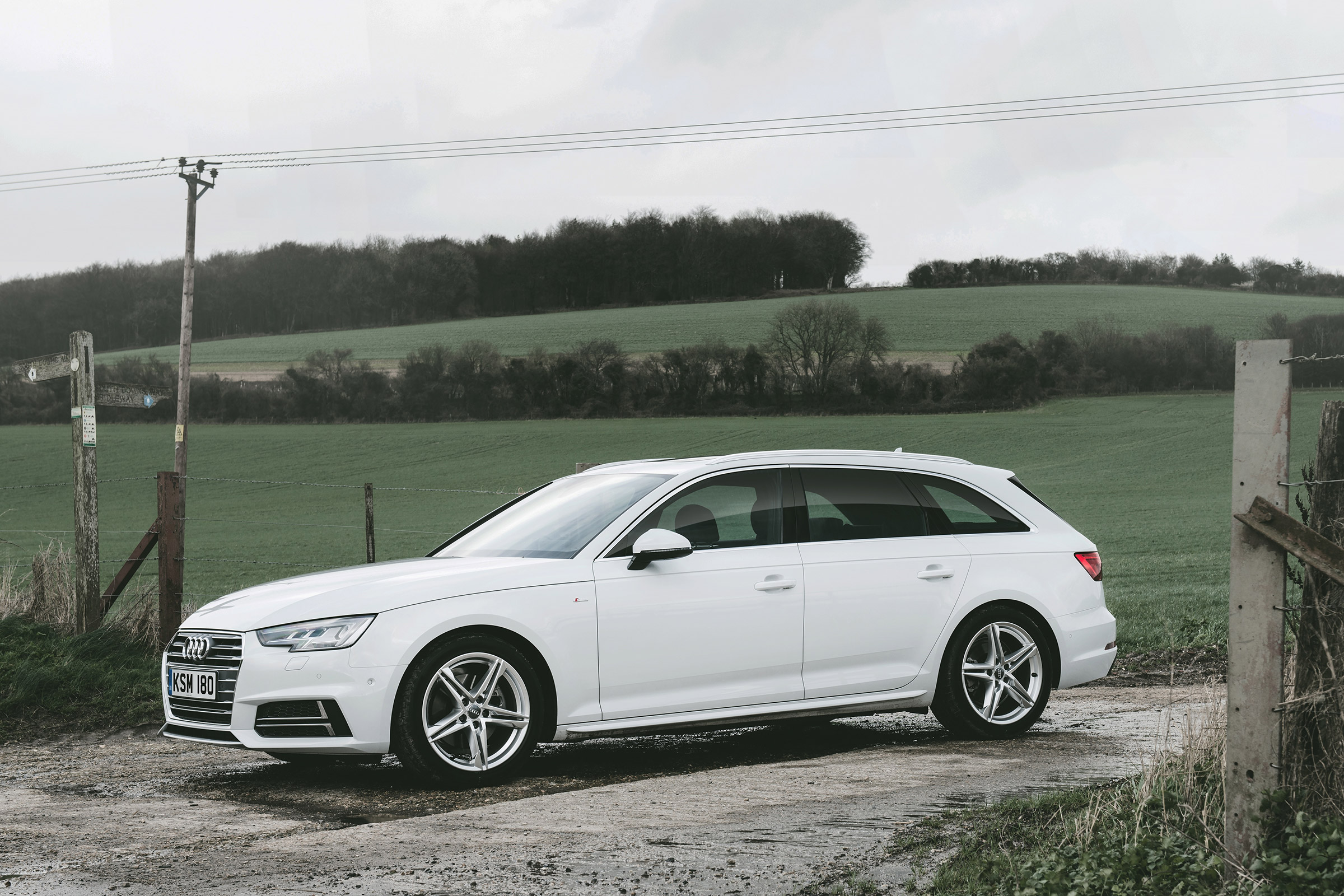Audi A4 Avant - side