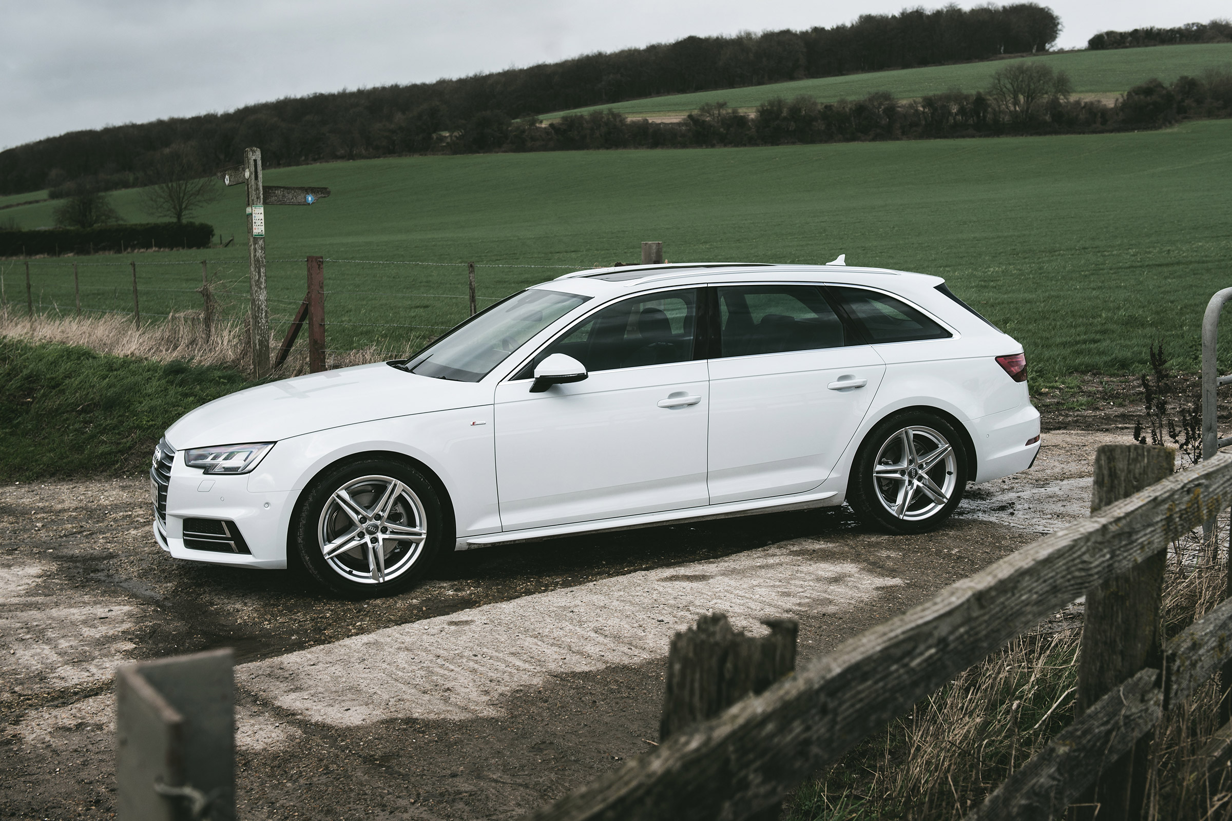 Audi A4 Avant - side