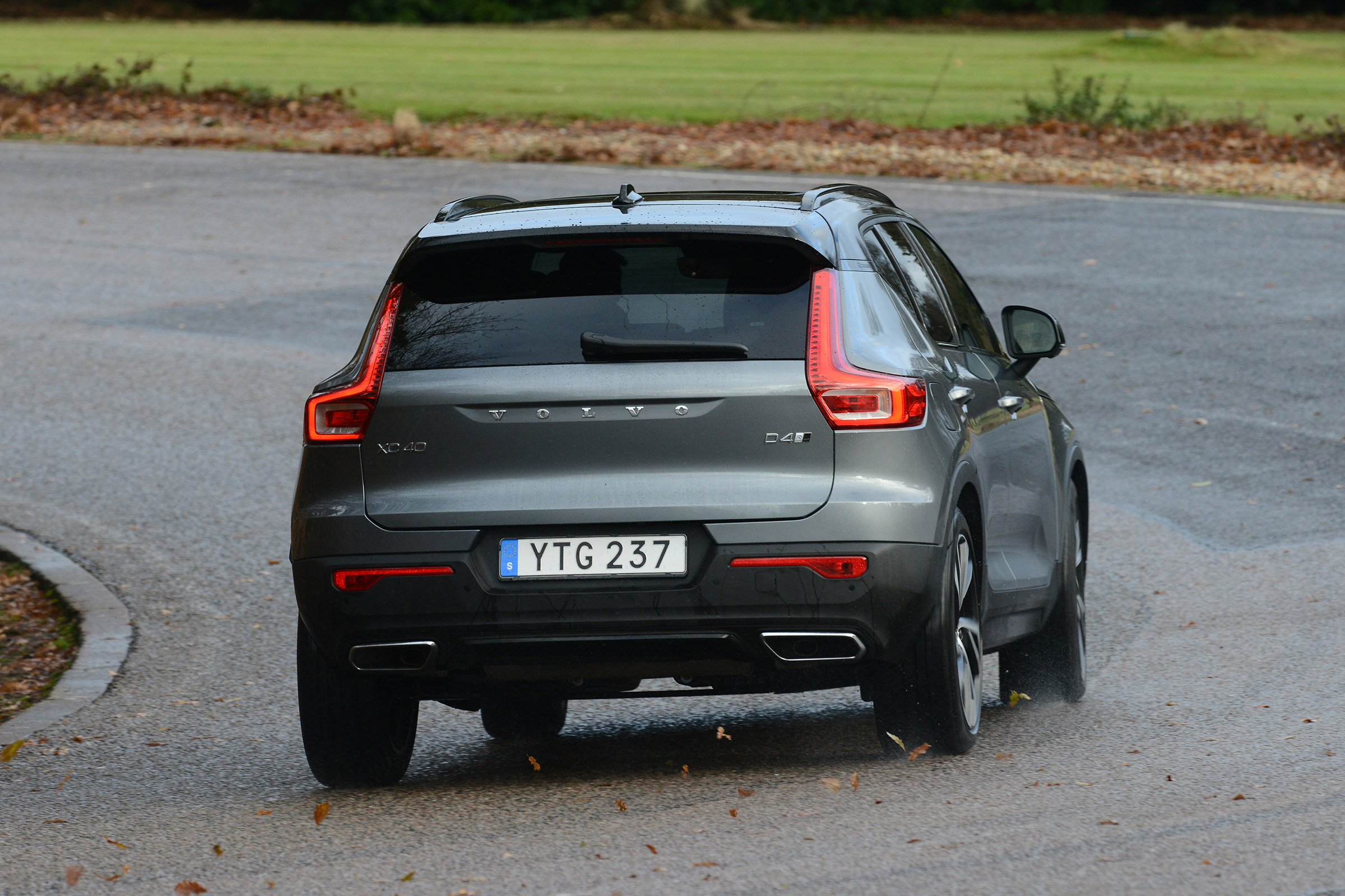 Volvo XC40 - grey rear
