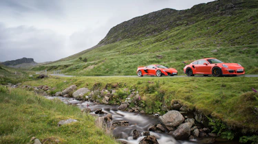 McLaren 675LT v Porsche 911 GT3 RS (991.1)