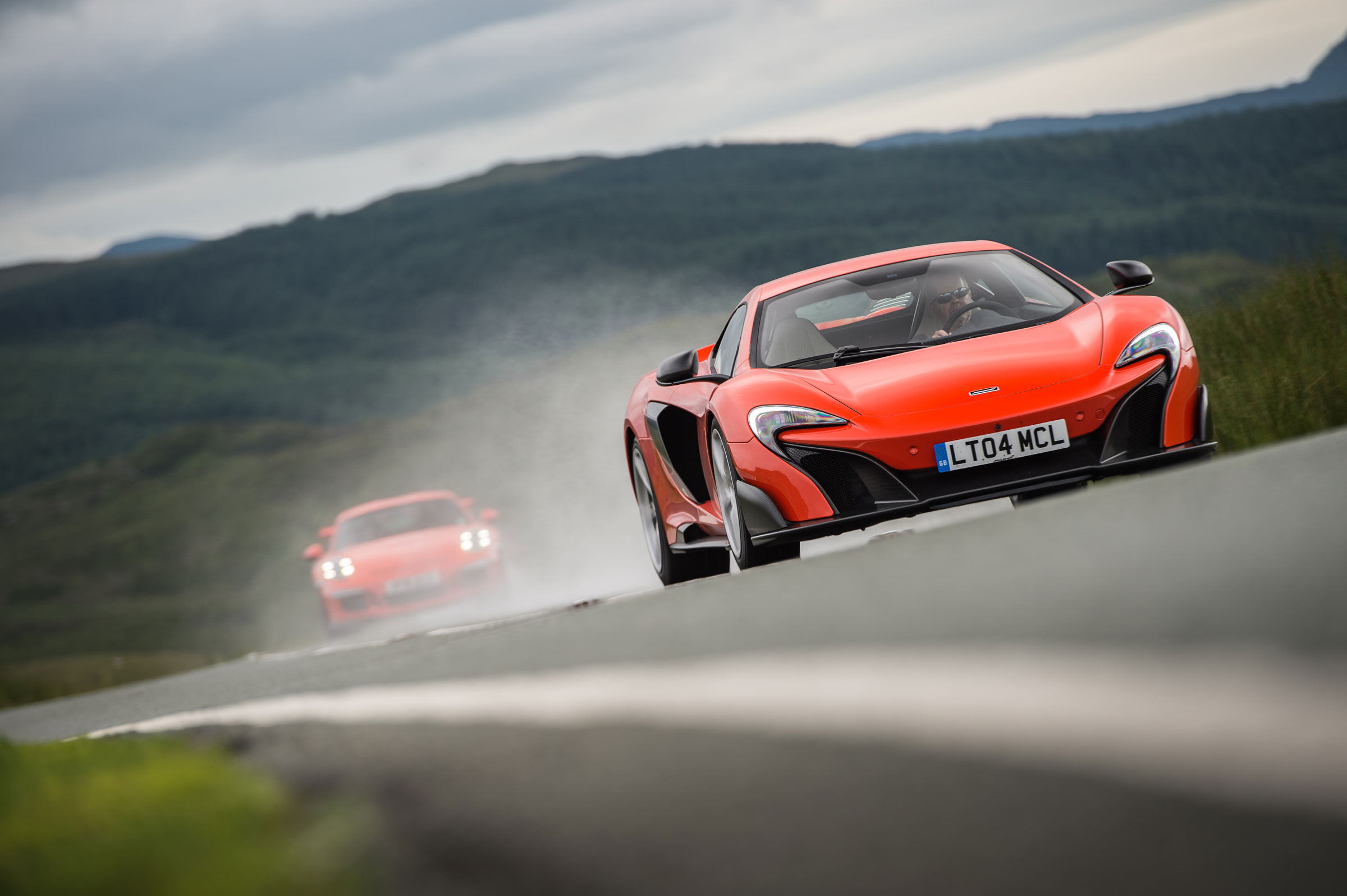 McLaren 675LT v Porsche 911 GT3 RS (991.1)