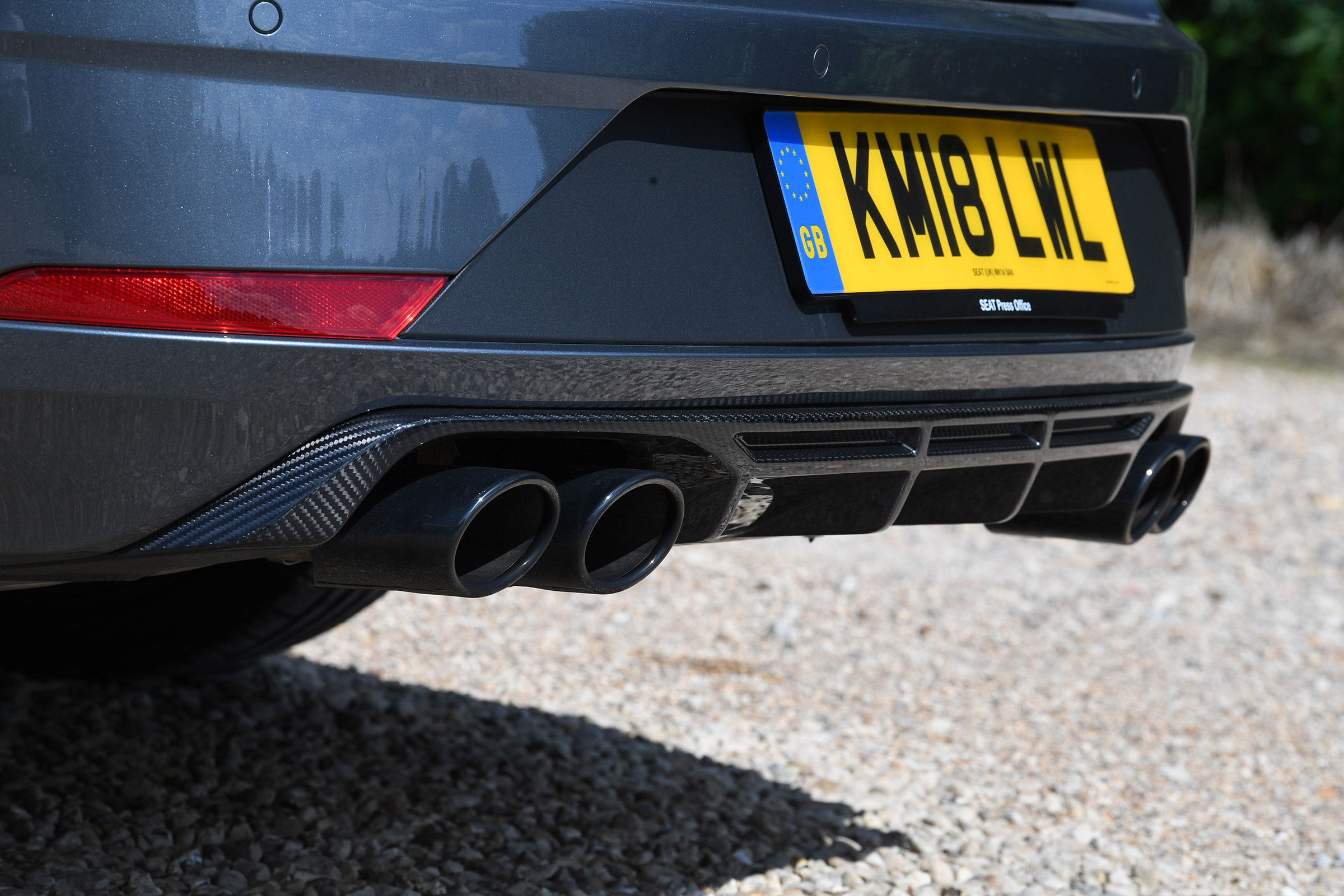 SEAT Leon Cupra ST Carbon Edition - pipes
