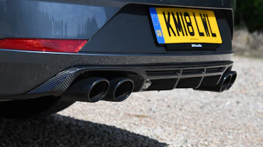 SEAT Leon Cupra ST Carbon Edition - pipes