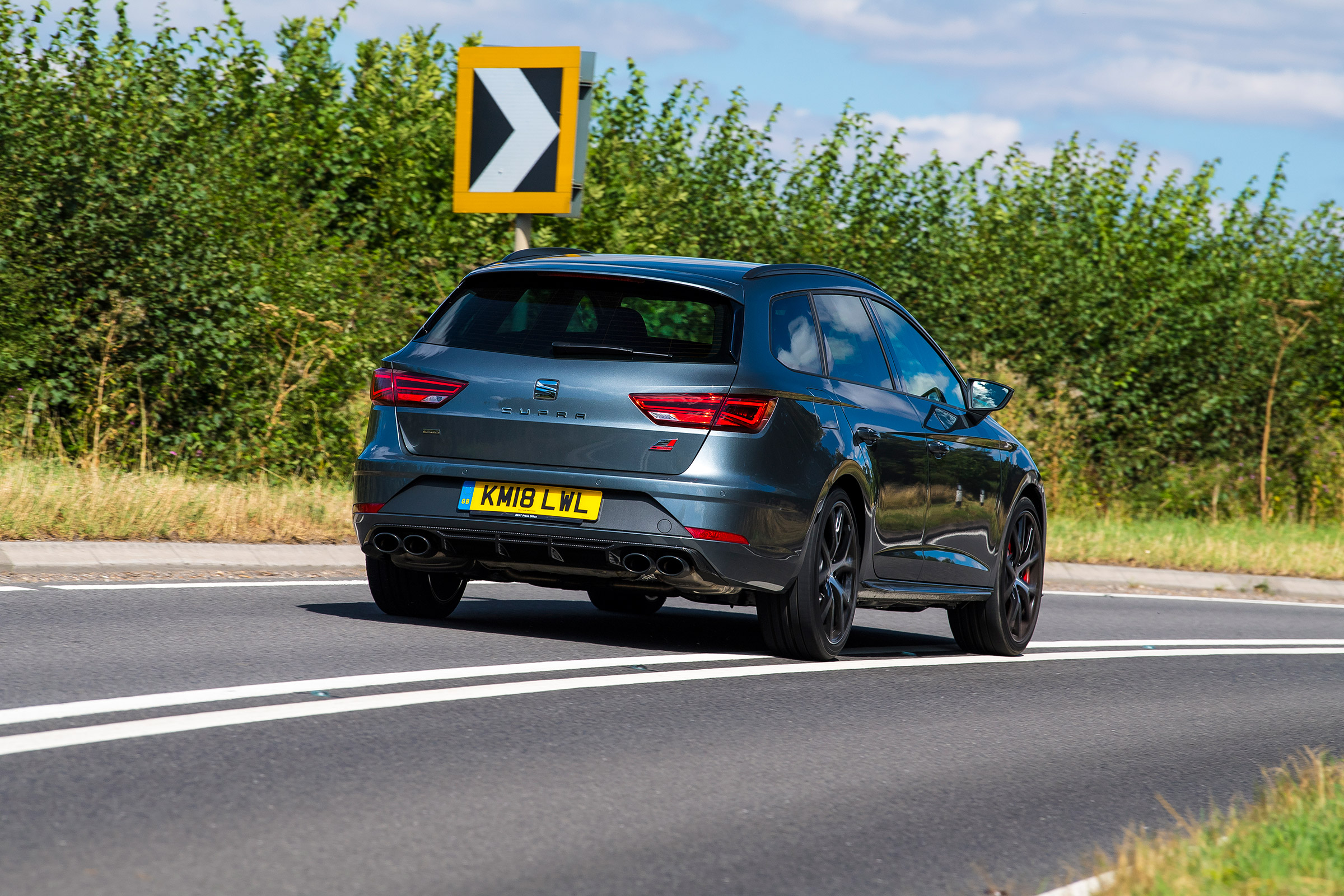 SEAT Leon Cupra ST Carbon Edition - front cornering