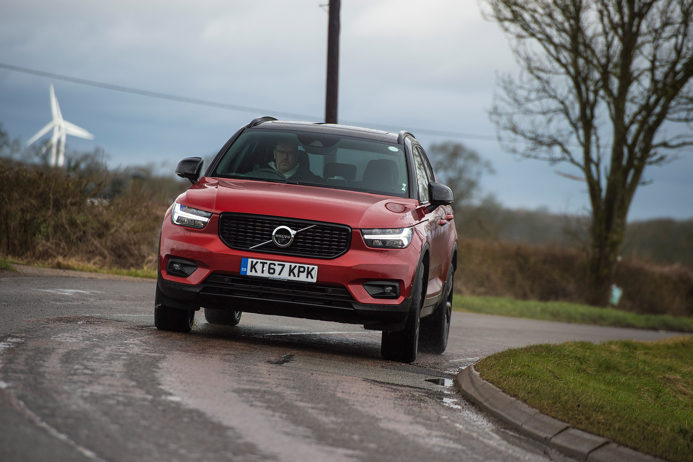 Volvo XC40 - red cornering