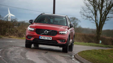 Volvo XC40 - red cornering