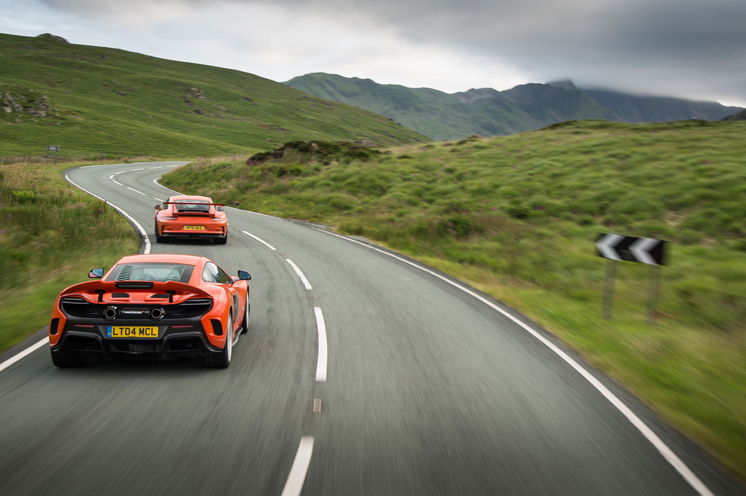 McLaren 675LT v Porsche 911 GT3 RS (991.1)