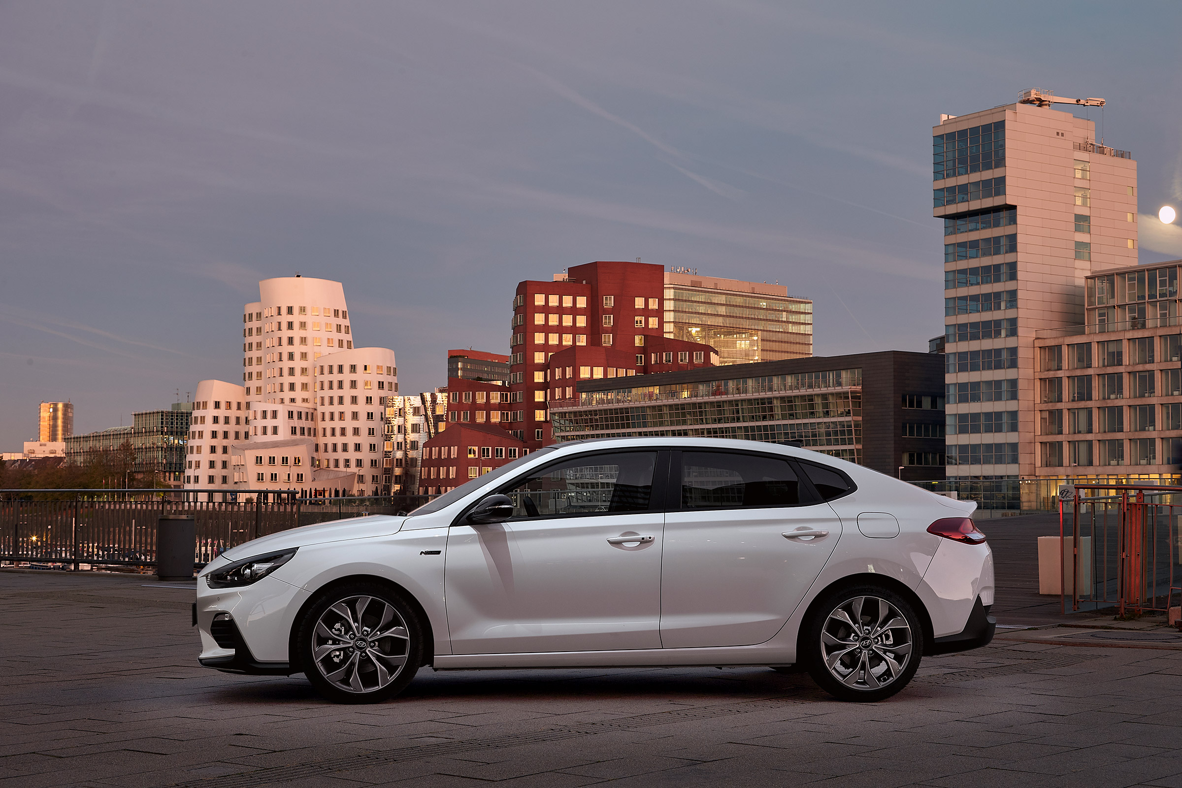 Hyundai i30 Fastback N-Line - profile