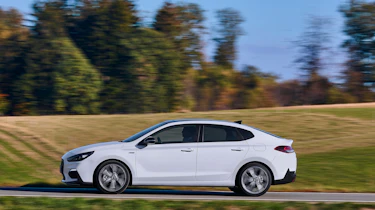 Hyundai i30 Fastback N-Line - side