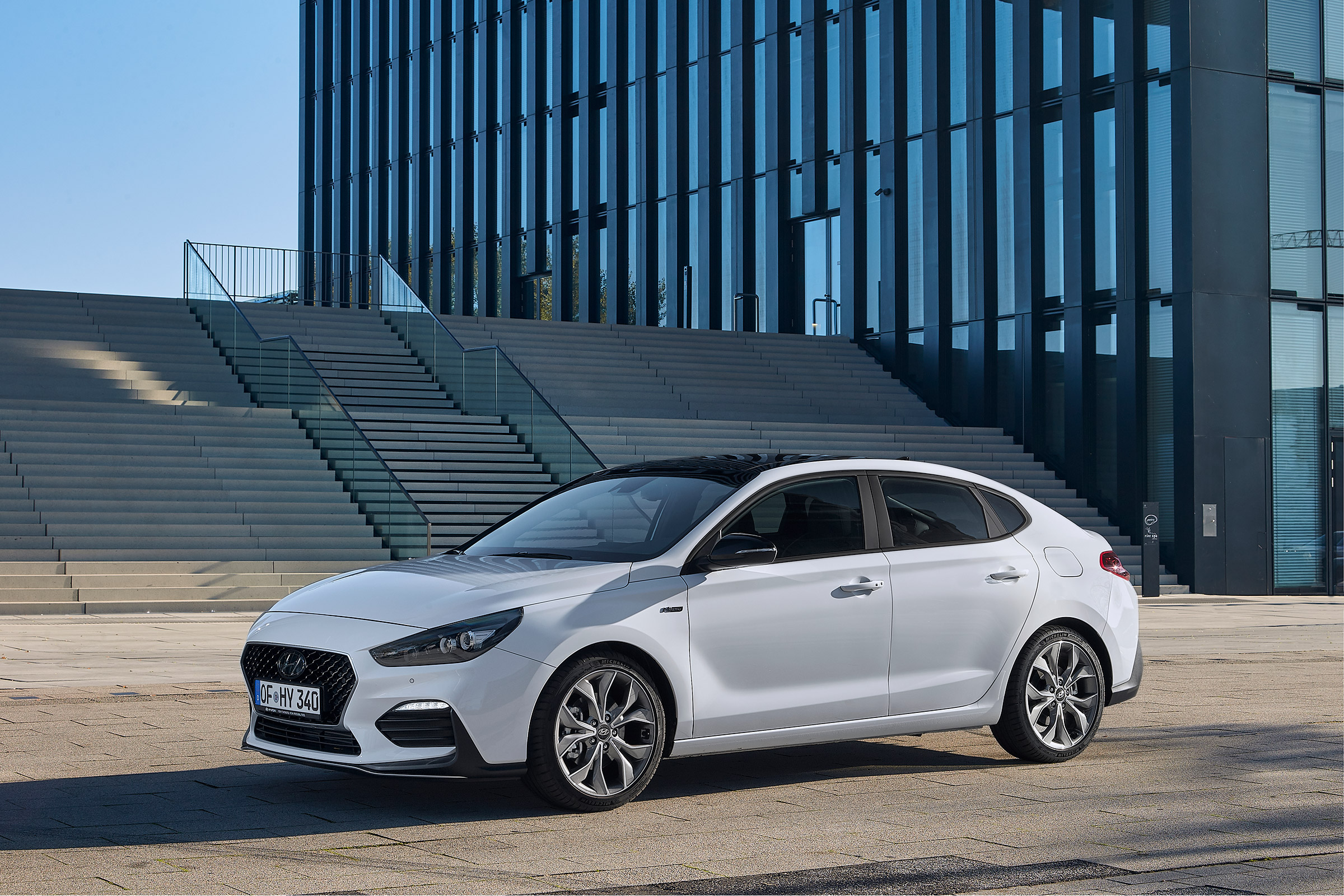 Hyundai i30 Fastback N-Line - front quarter\