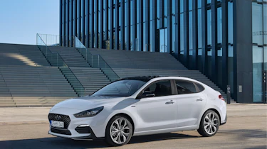 Hyundai i30 Fastback N-Line - front quarter\