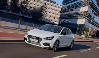 Hyundai i30 Fastback N-Line - front quarter