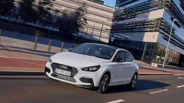 Hyundai i30 Fastback N-Line - front quarter