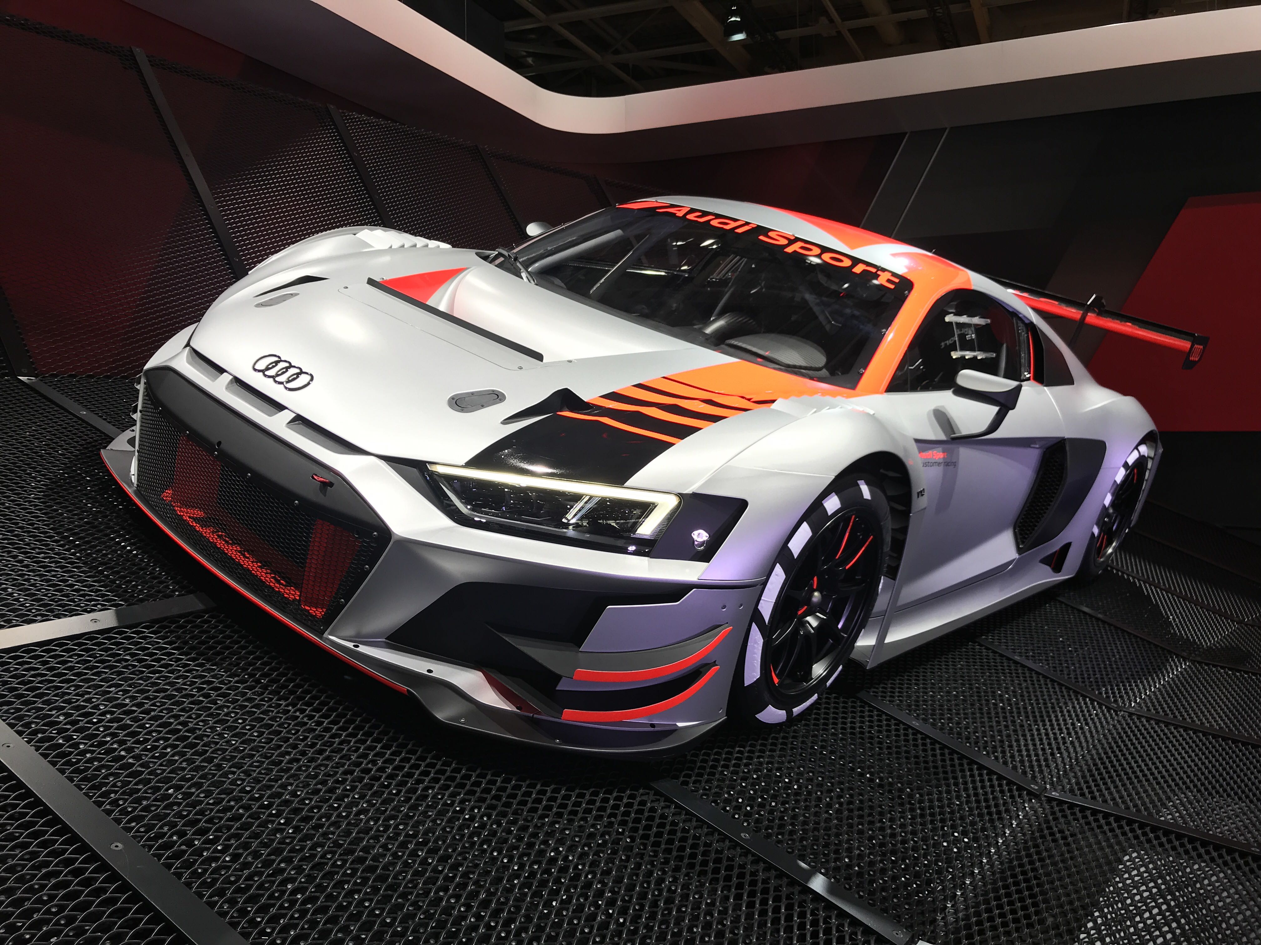 R8 LMS - front quarter