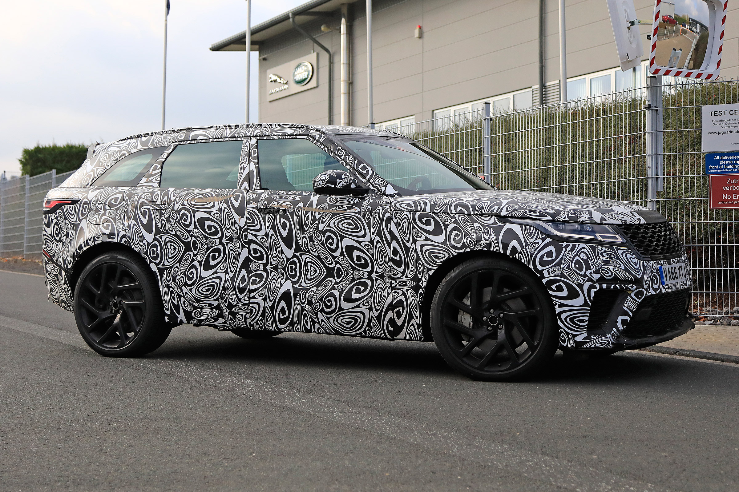 Range Rover Velar SVR proto - side