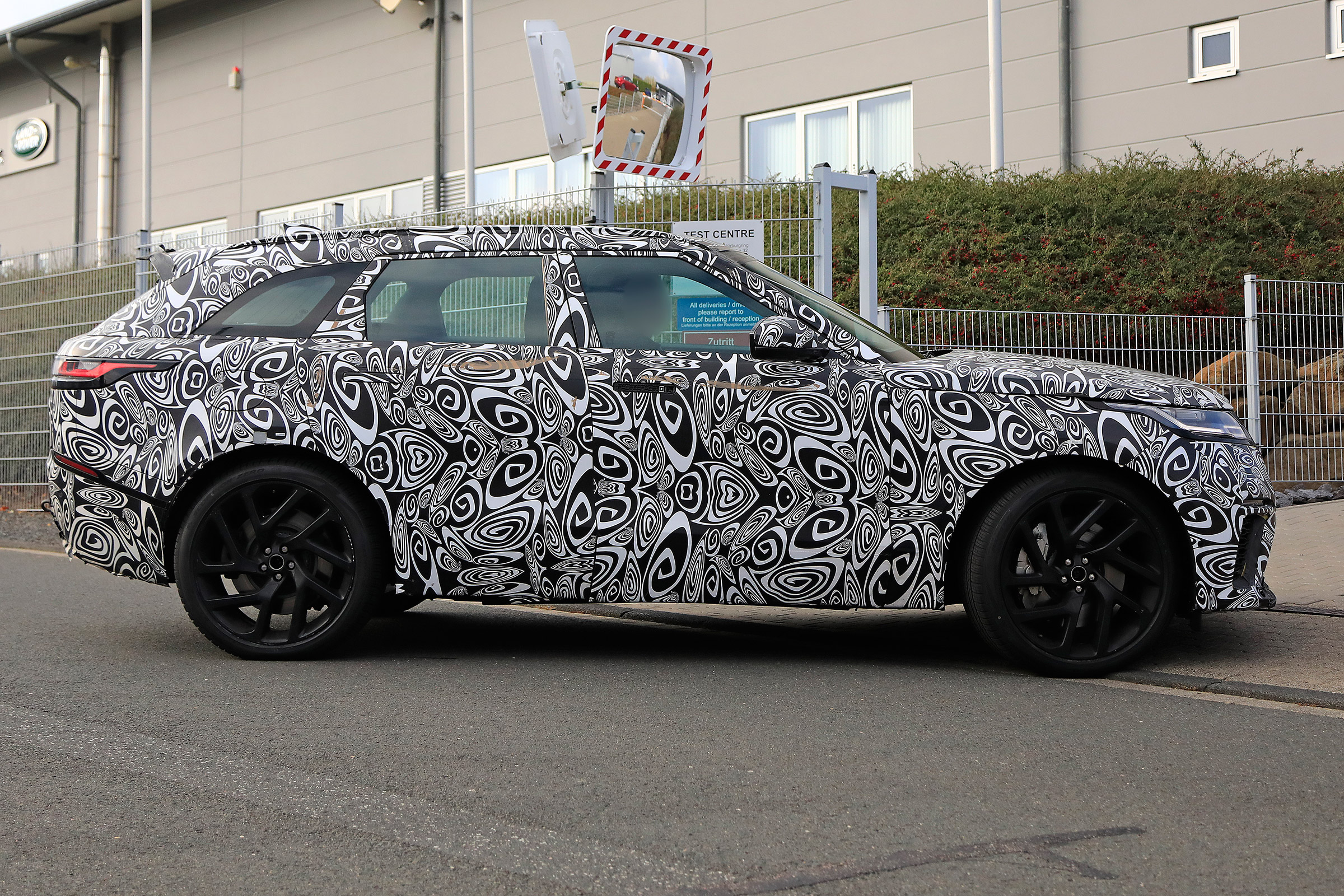 Range Rover Velar SVR proto - side