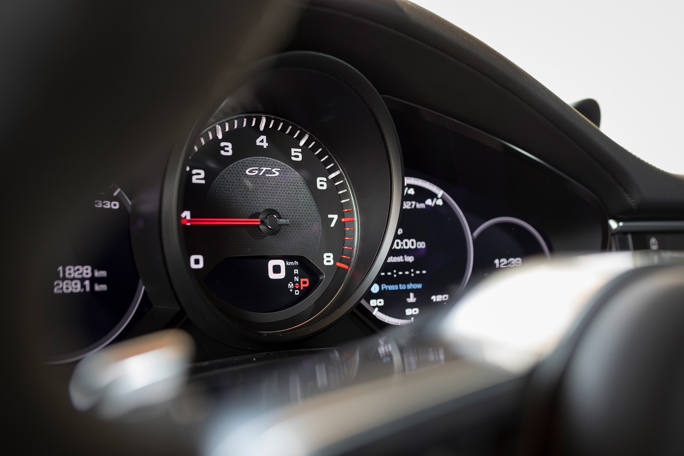 Porsche Panamera GTS - dials