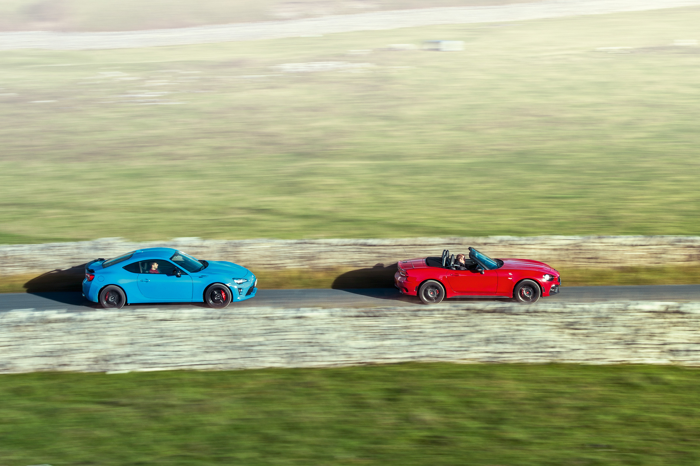 Mazda MX-5 vs Abarth 124 Spider side