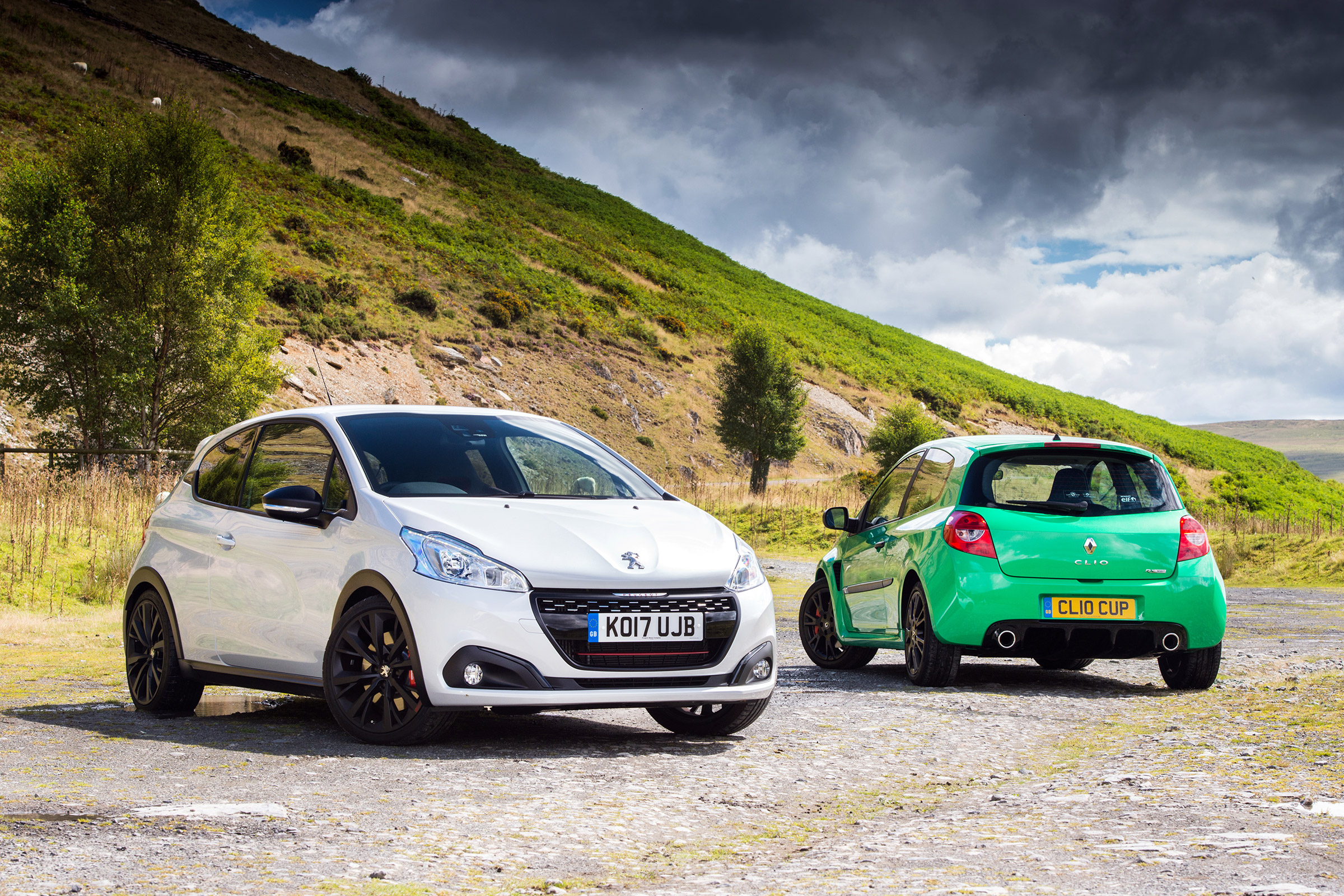 Peugeot 208 GTi by Peugeot Sport vs Renault Sport Clio 200 Cup - front static