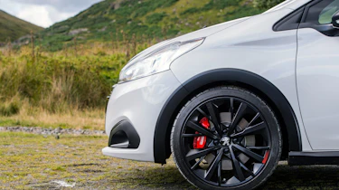 Peugeot 208 GTi by Peugeot Sport vs Renault Sport Clio 200 Cup - front