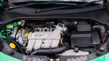 Peugeot 208 GTi by Peugeot Sport vs Renault Sport Clio 200 Cup - engine 200