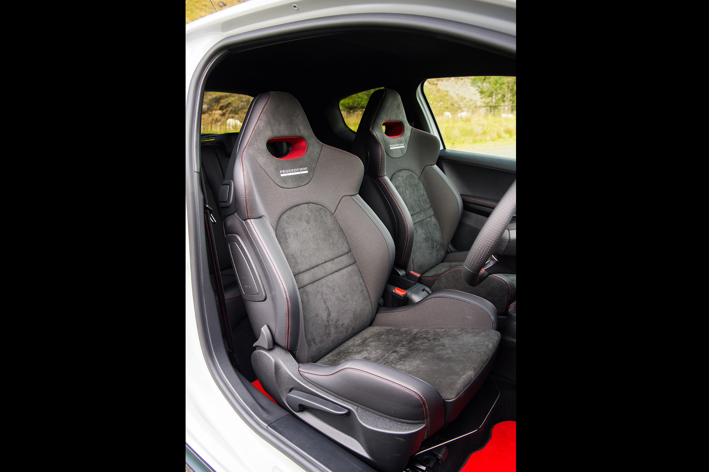 Peugeot 208 GTi by Peugeot Sport vs Renault Sport Clio 200 Cup - seats PS