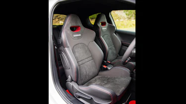 Peugeot 208 GTi by Peugeot Sport vs Renault Sport Clio 200 Cup - seats PS