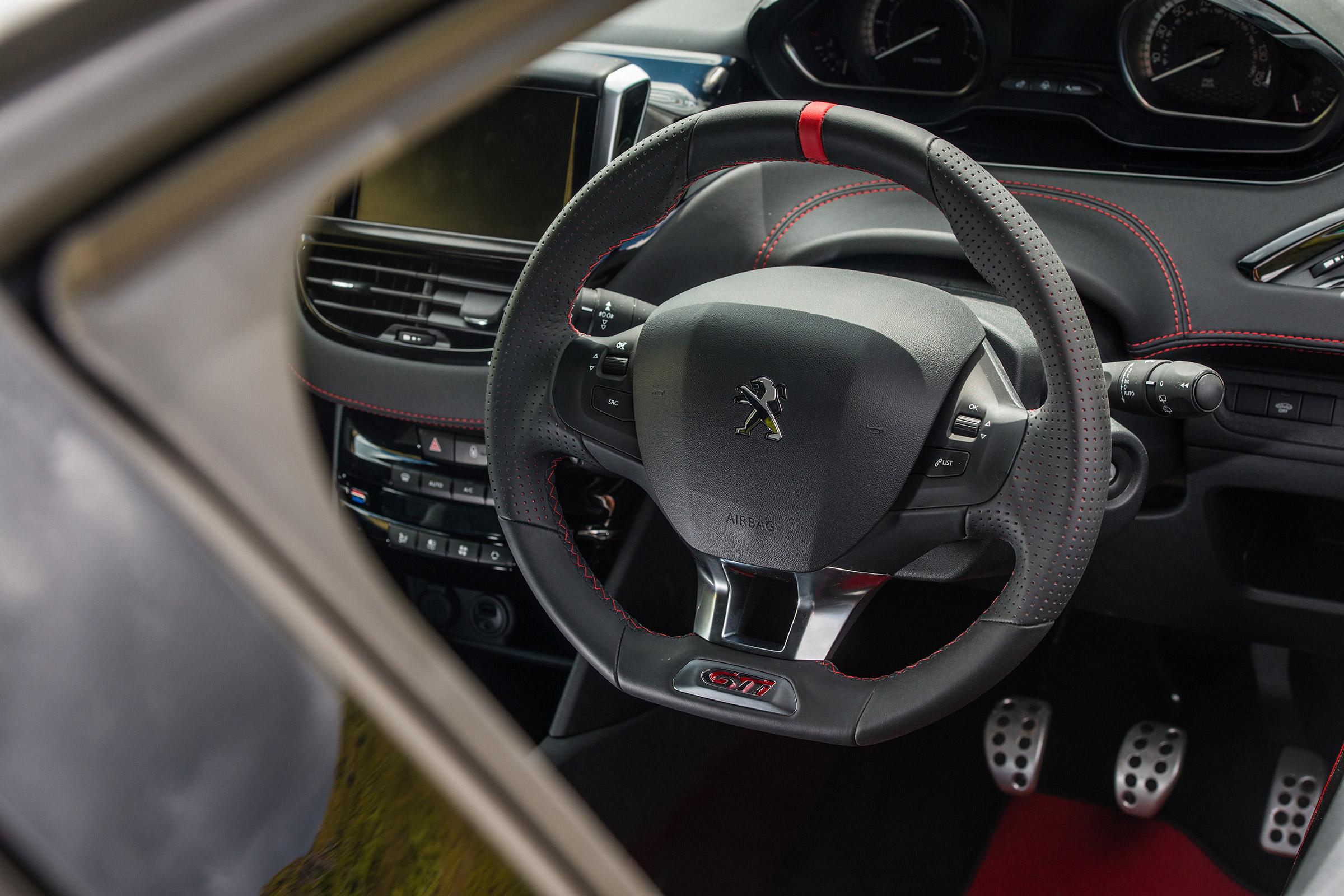 Peugeot 208 GTi by Peugeot Sport vs Renault Sport Clio 200 Cup - 208 interior