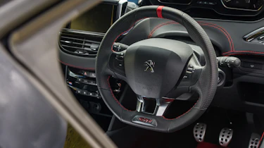 Peugeot 208 GTi by Peugeot Sport vs Renault Sport Clio 200 Cup - 208 interior