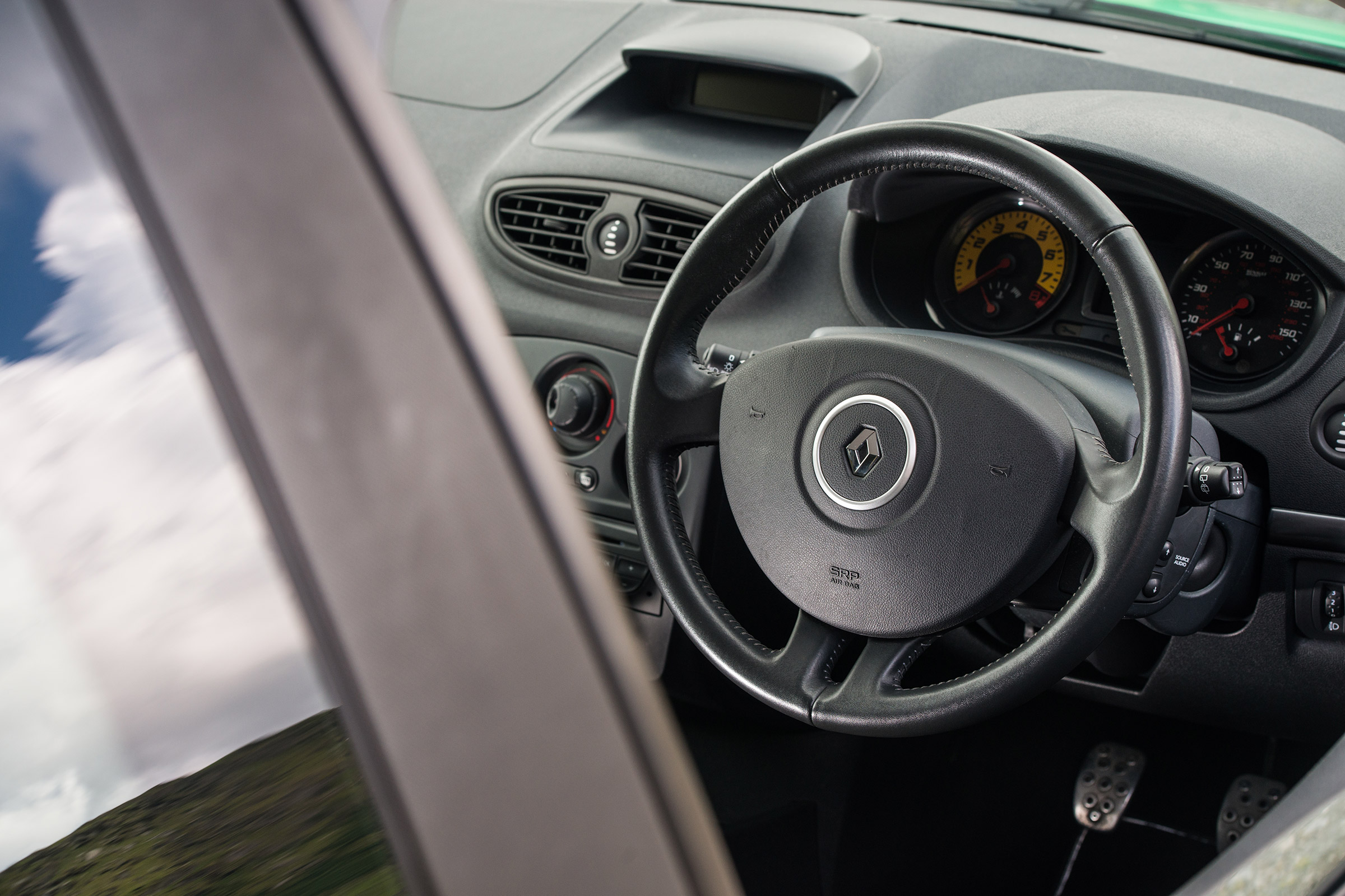 Peugeot 208 GTi by Peugeot Sport vs Renault Sport Clio 200 Cup - 200 interior