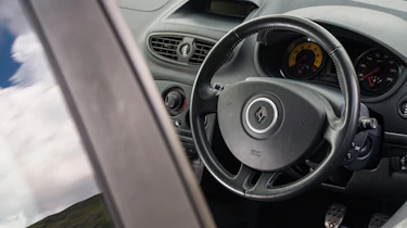 Peugeot 208 GTi by Peugeot Sport vs Renault Sport Clio 200 Cup - 200 interior