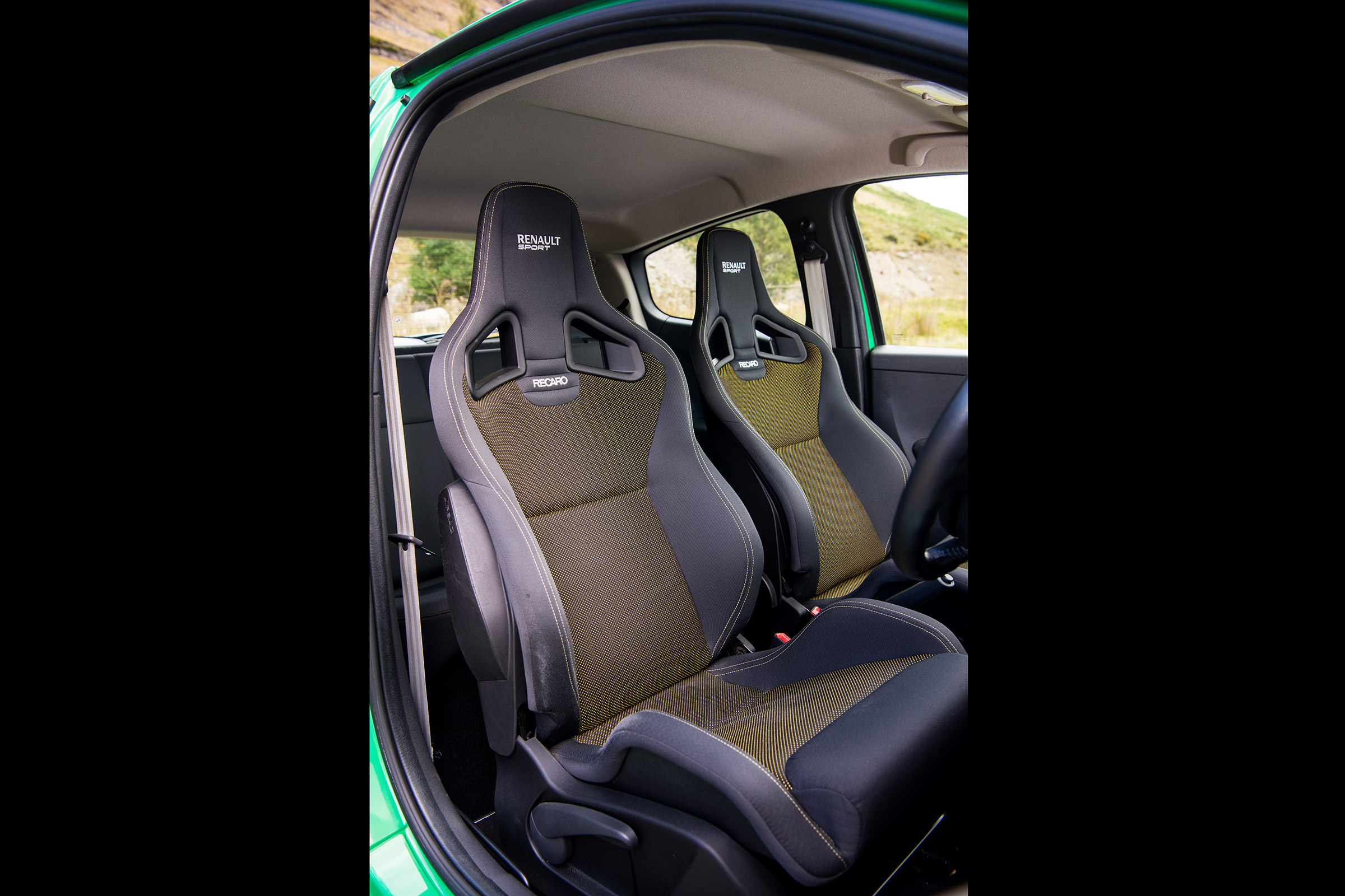 Peugeot 208 GTi by Peugeot Sport vs Renault Sport Clio 200 Cup - seats