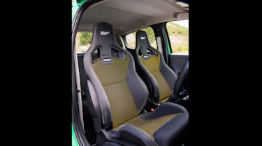 Peugeot 208 GTi by Peugeot Sport vs Renault Sport Clio 200 Cup - seats