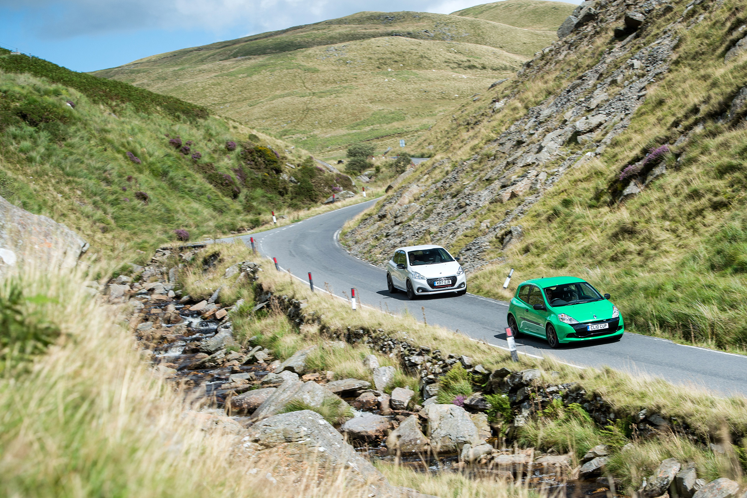 Peugeot 208 GTi by Peugeot Sport vs Renault Sport Clio 200 Cup - driving