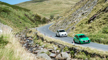 Peugeot 208 GTi by Peugeot Sport vs Renault Sport Clio 200 Cup - driving