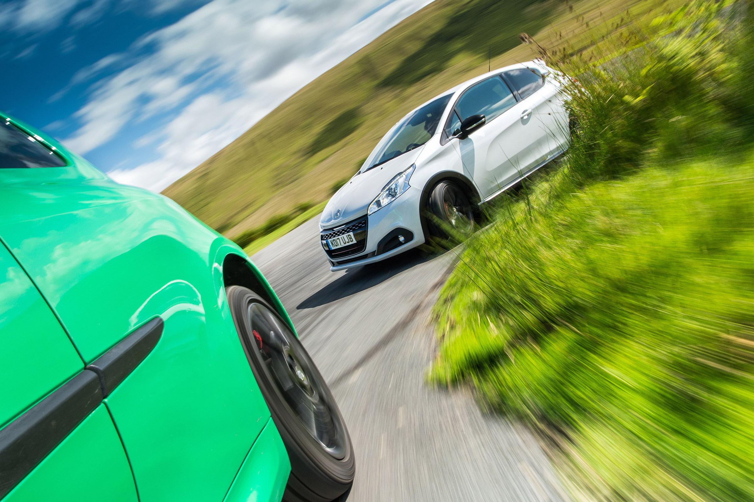 Peugeot 208 GTi by Peugeot Sport vs Renault Sport Clio 200 Cup - 
