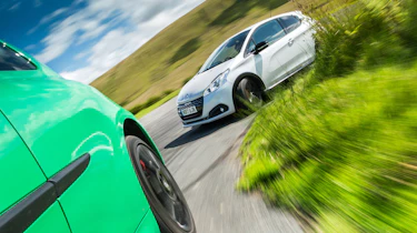 Peugeot 208 GTi by Peugeot Sport vs Renault Sport Clio 200 Cup -