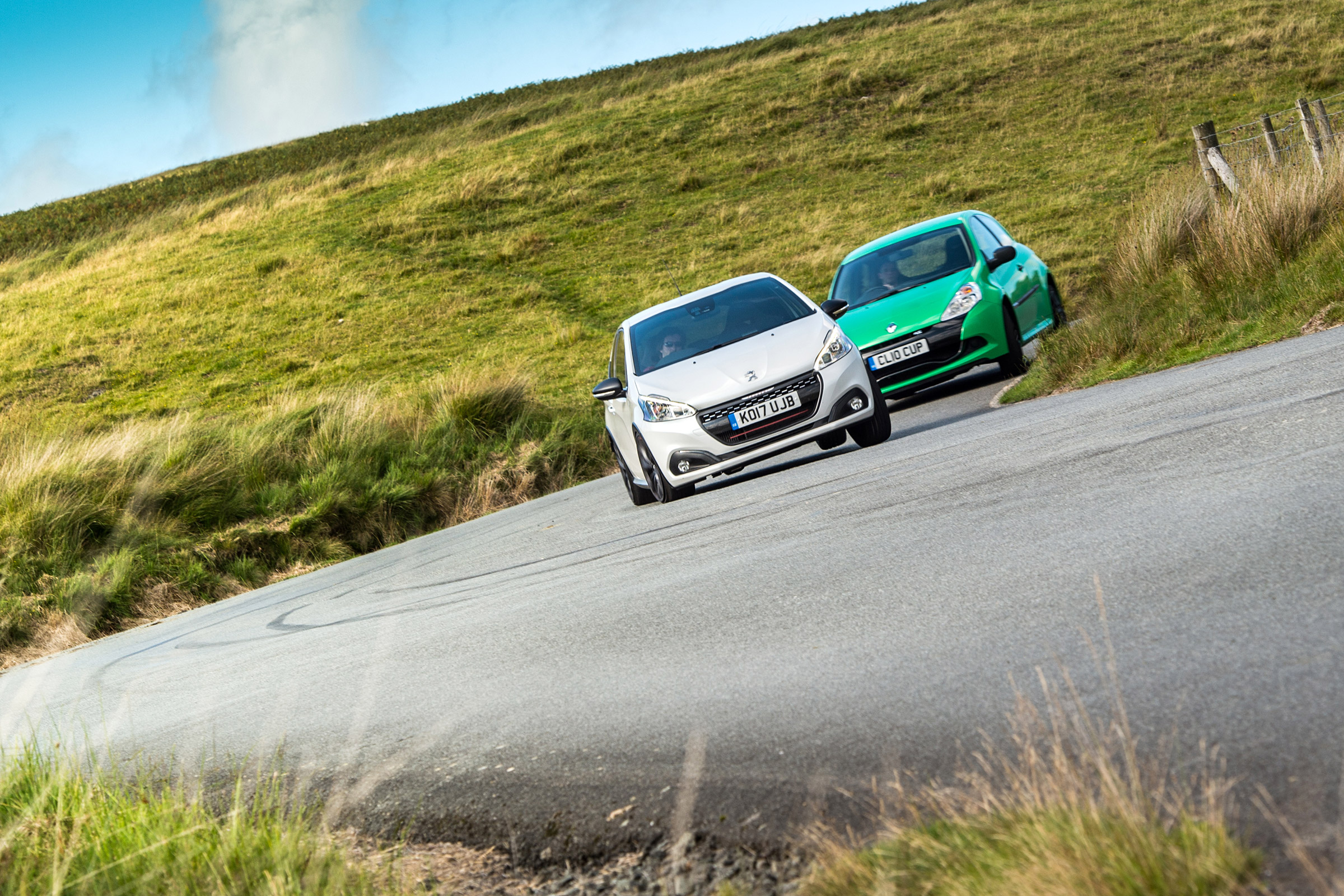 Peugeot 208 GTi by Peugeot Sport vs Renault Sport Clio 200 Cup - driving