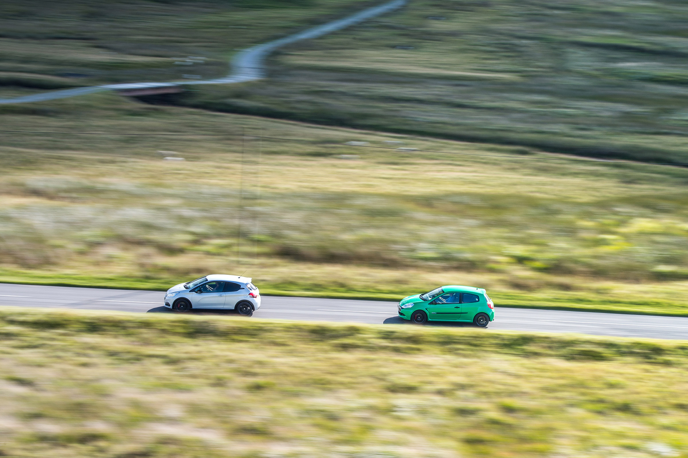 Peugeot 208 GTi by Peugeot Sport vs Renault Sport Clio 200 Cup - pan