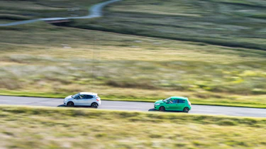 Peugeot 208 GTi by Peugeot Sport vs Renault Sport Clio 200 Cup - pan