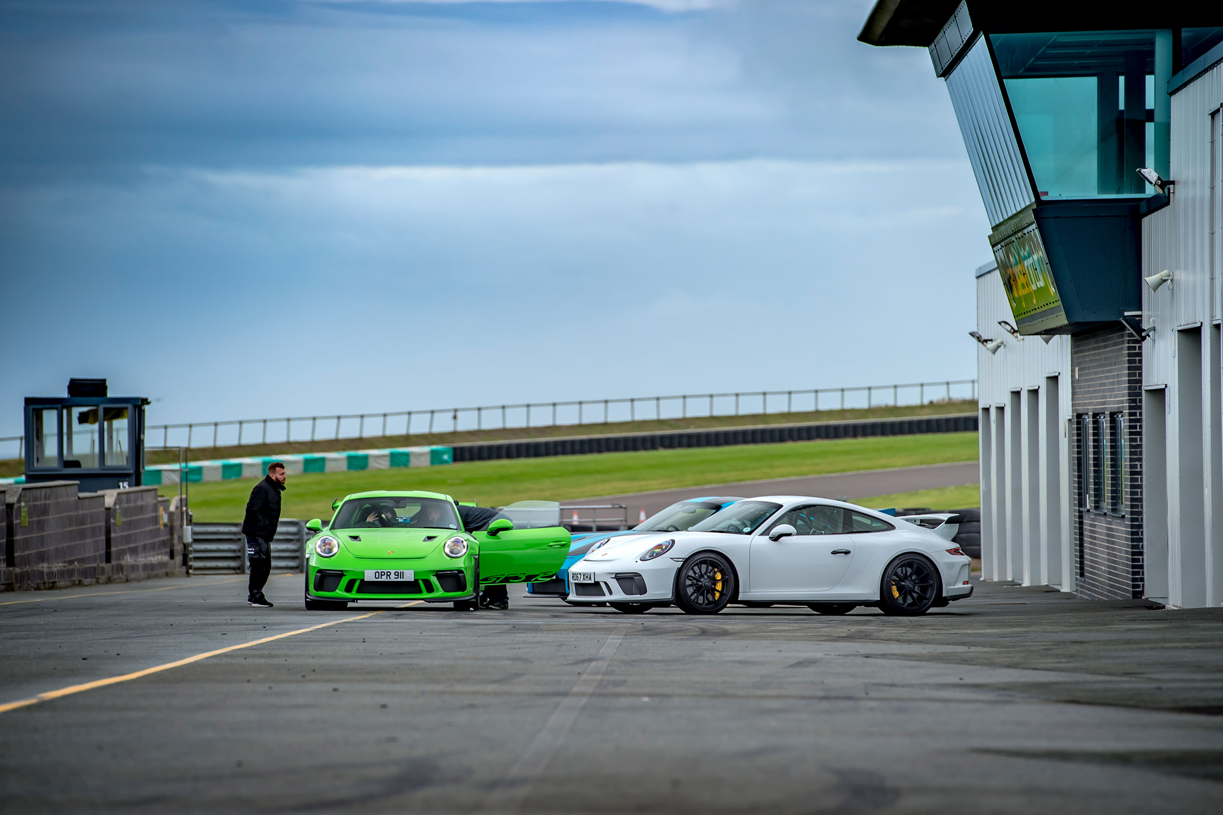 Porsche 911 GTs - paddock