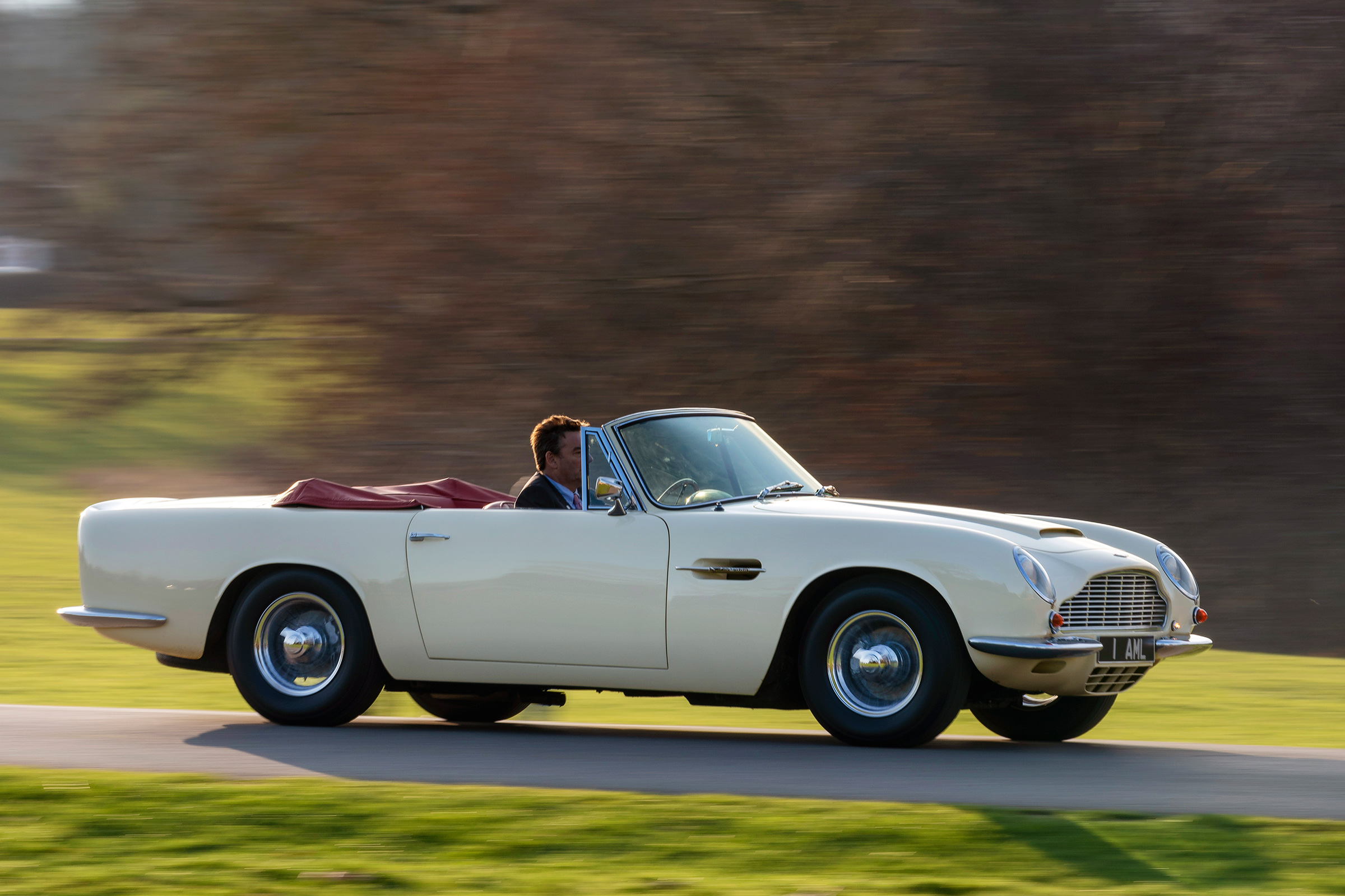 Aston Martin DB6 EV panning