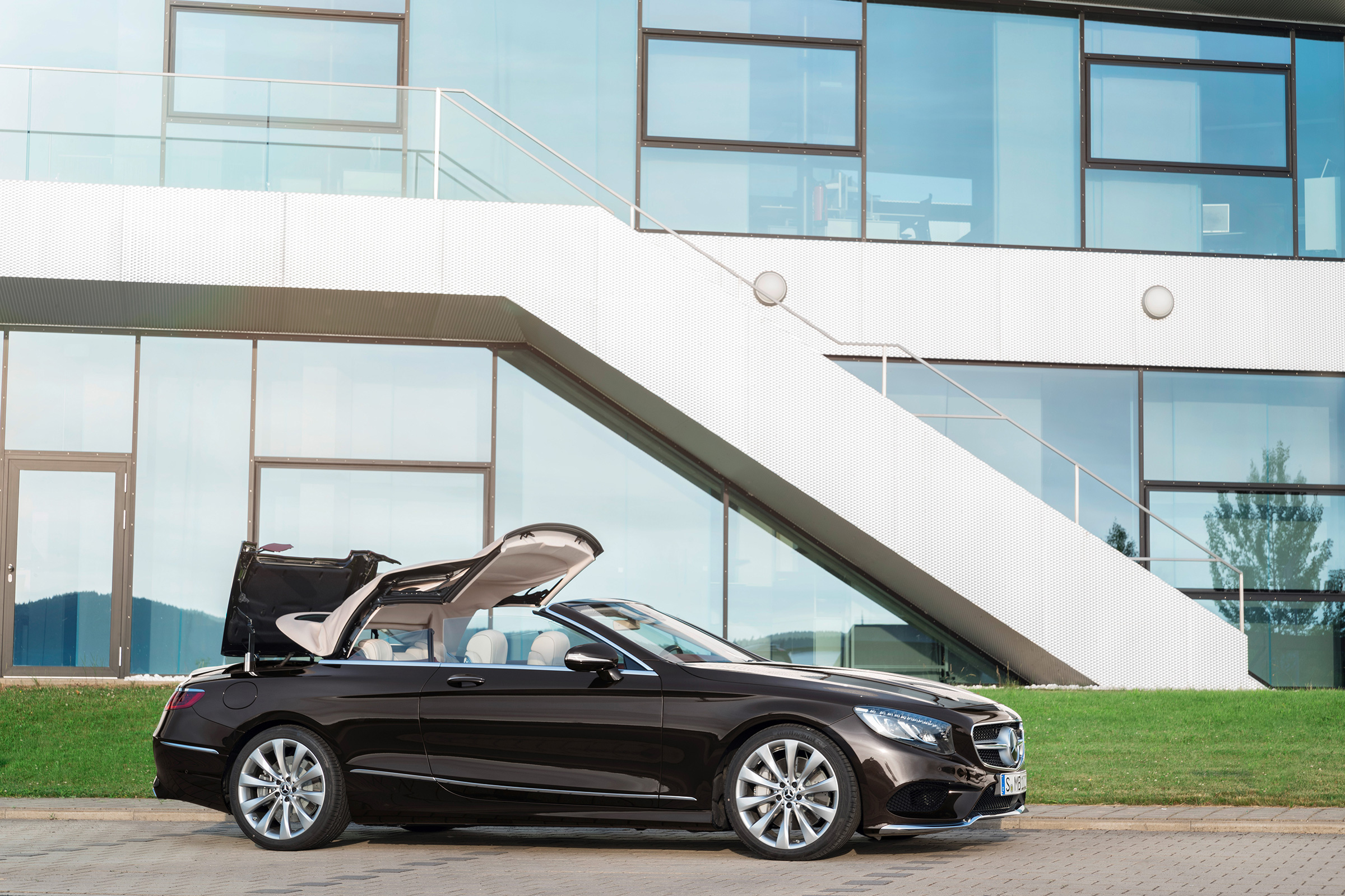 Mercedes-Benz S560 Cabriolet roof